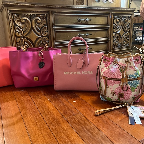 Dooney & Bourke beautiful hydrangea print wristlet pouch brand new with tags - Picture 9 of 12